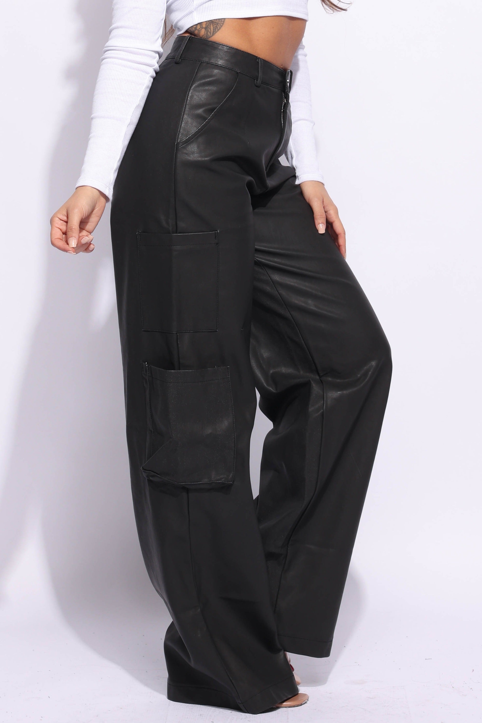 Wide leg pants with pockets